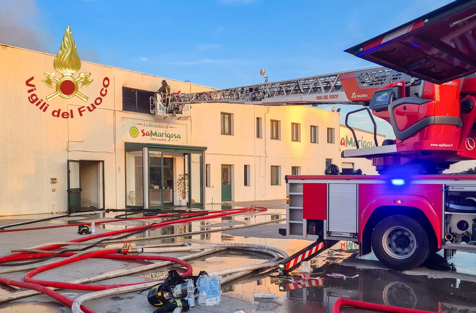 Oristano, vasto incendio distrugge un capannone della ditta Sa Marigosa: paura e danni ingenti