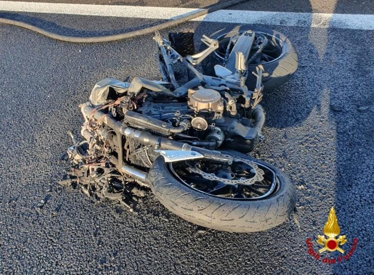 Tragedia sulla 195 a Cagliari: moto contro camion, morto un centauro