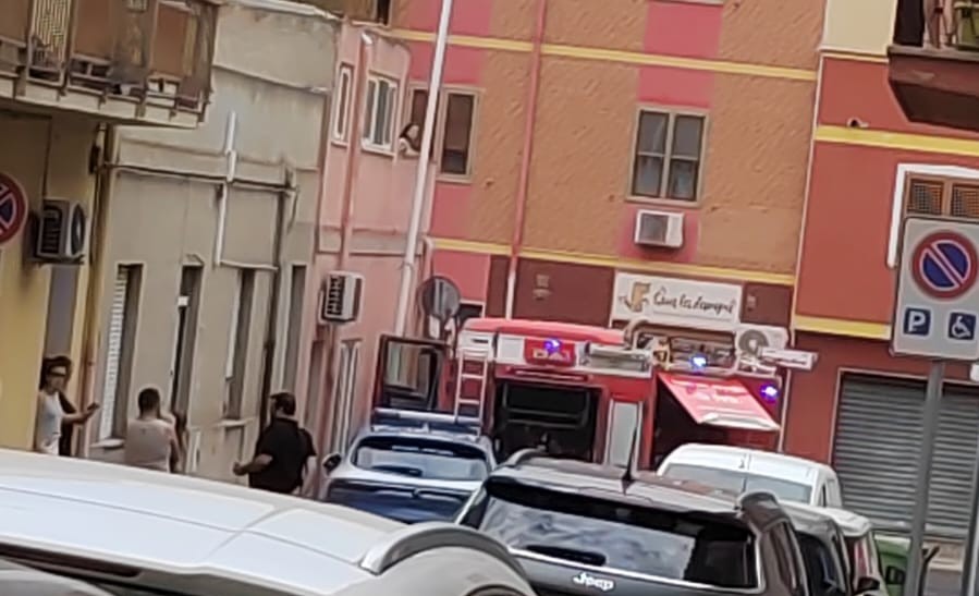 Pirri, fiamme nella pasticceria San Valentino: momenti di paura, incendio partito da un frigorifero
