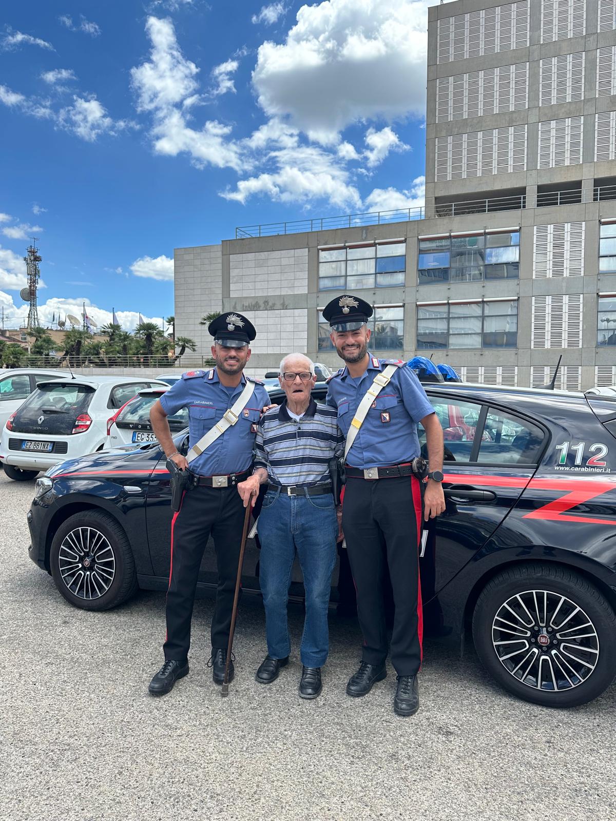 Cagliari, gira disorientato per le vie del centro: centenario di Ulassai soccorso dai carabinieri