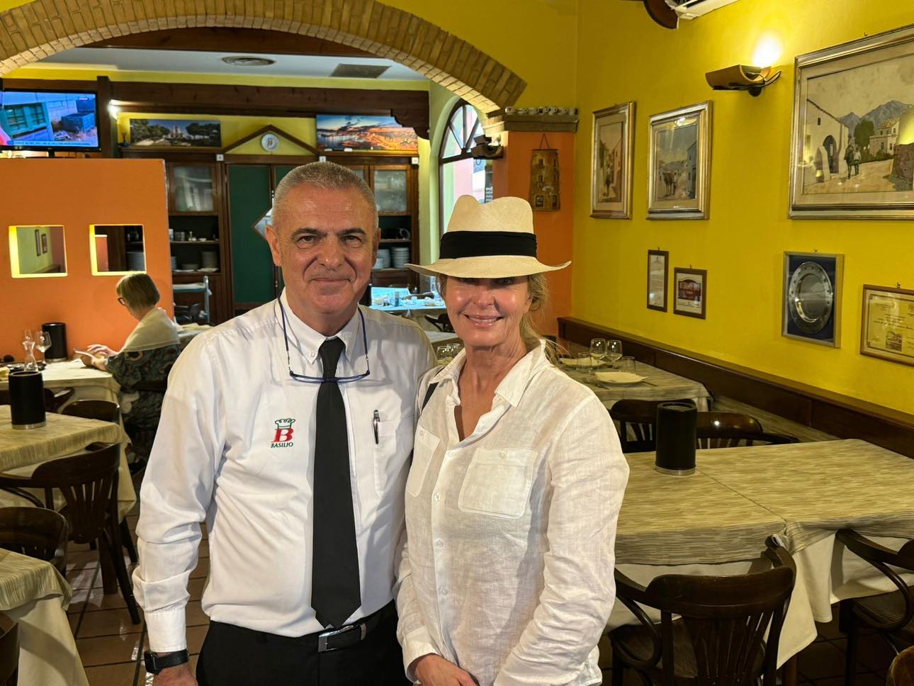 La grande attrice Bo Derek a Cagliari, posa con i fan in ristorante: una donna dal fascino immortale