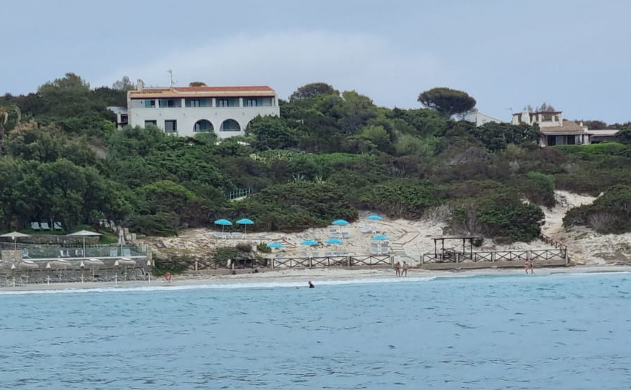 Villasimius, battaglia su ombrelloni e lettini dei gesuiti a Campulongu: tutto tolto dopo la visita dei forestali