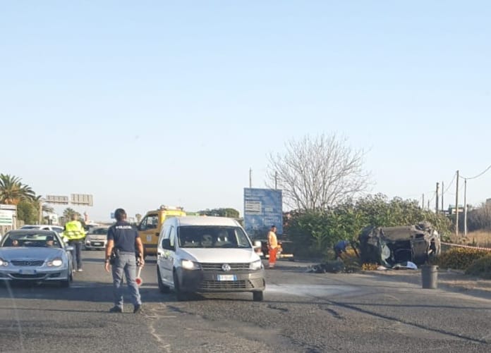 Pauroso schianto sulla 554 a Quartu, un’auto si ribalta vicino al cimitero: tre feriti