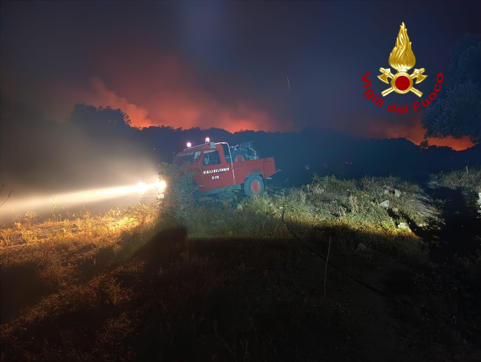 Divorati 700 ettari, incendio devastante nel Nuorese: terrore per molte aziende agricole e ovili