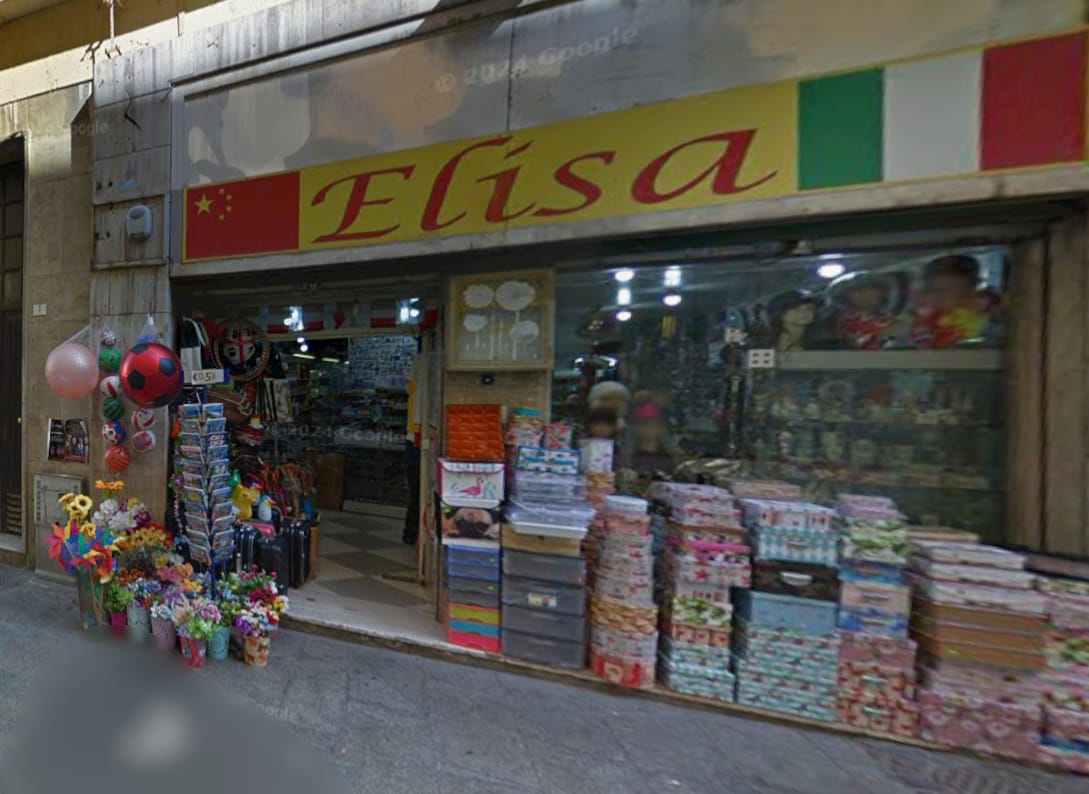Un carrello, 2 gonfiabili e 3 vasi in strada senza permesso: negozio chiuso dal Comune per 4 giorni a Cagliari