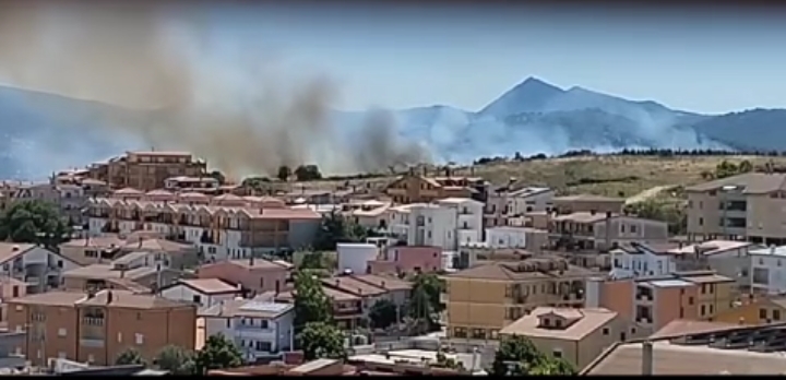 Ancora incendi nell’Isola, Nuoro assediata dalle fiamme