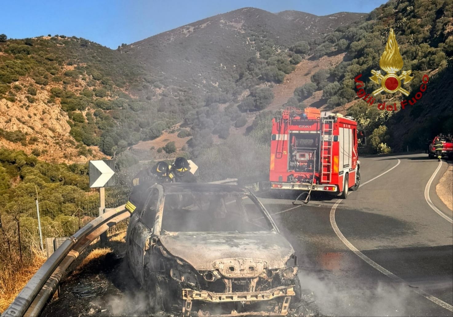Auto in fiamme sulla 387, paura a San Nicolò Gerrei: automobilista scappa dalle lamiere all’ultimo