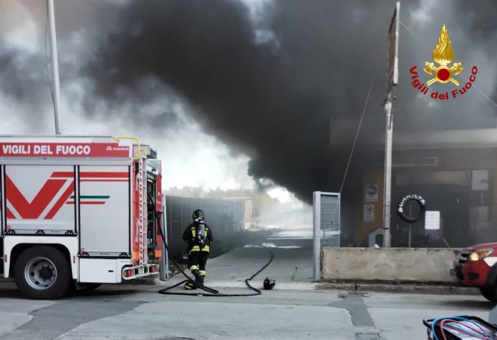 Sardegna martoriata dal fuoco, a Senorbì evacuati un ristorante e distrutta una rivendita di gomme