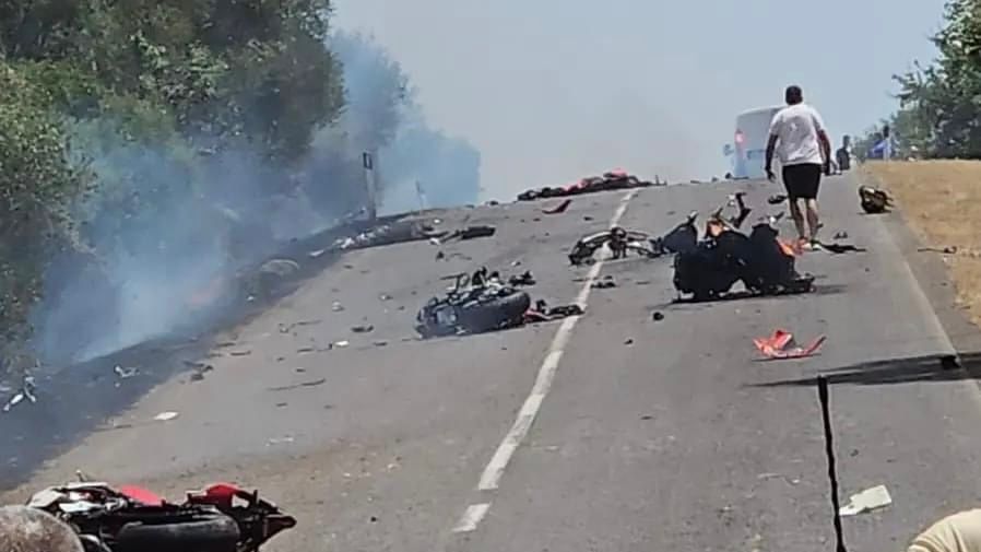 Tragico schianto fra auto e moto a Paulilatino: 3 morti, scoppia un incendio devastante