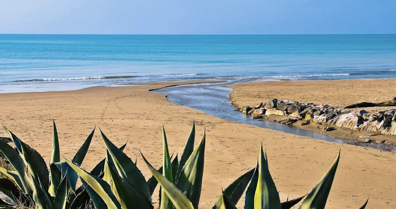 Muore a 53 anni mentre fa il bagno: dramma in mare sul litorale di Torvaianica