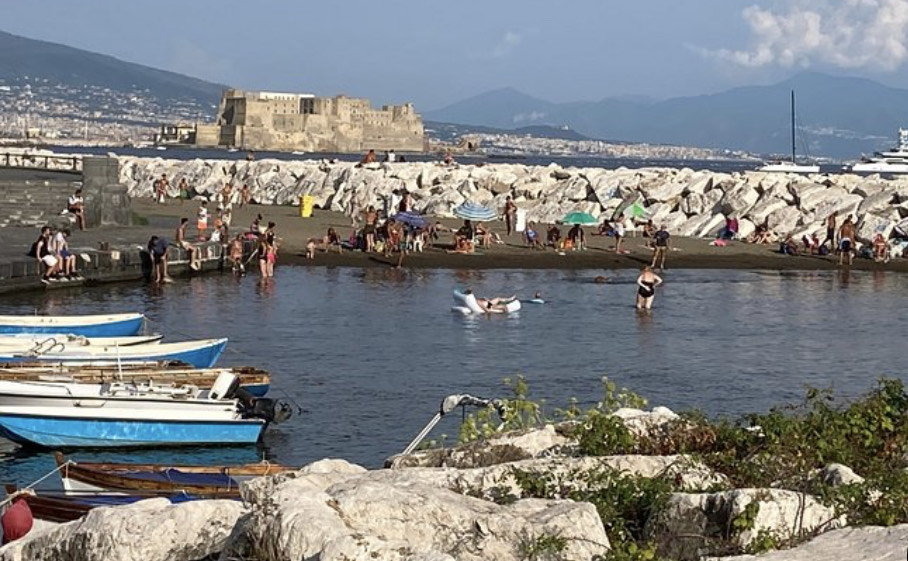 Ruba due cellulari in spiaggia e viene aggredito: ricoverato con gravi ferite a testa e volto 