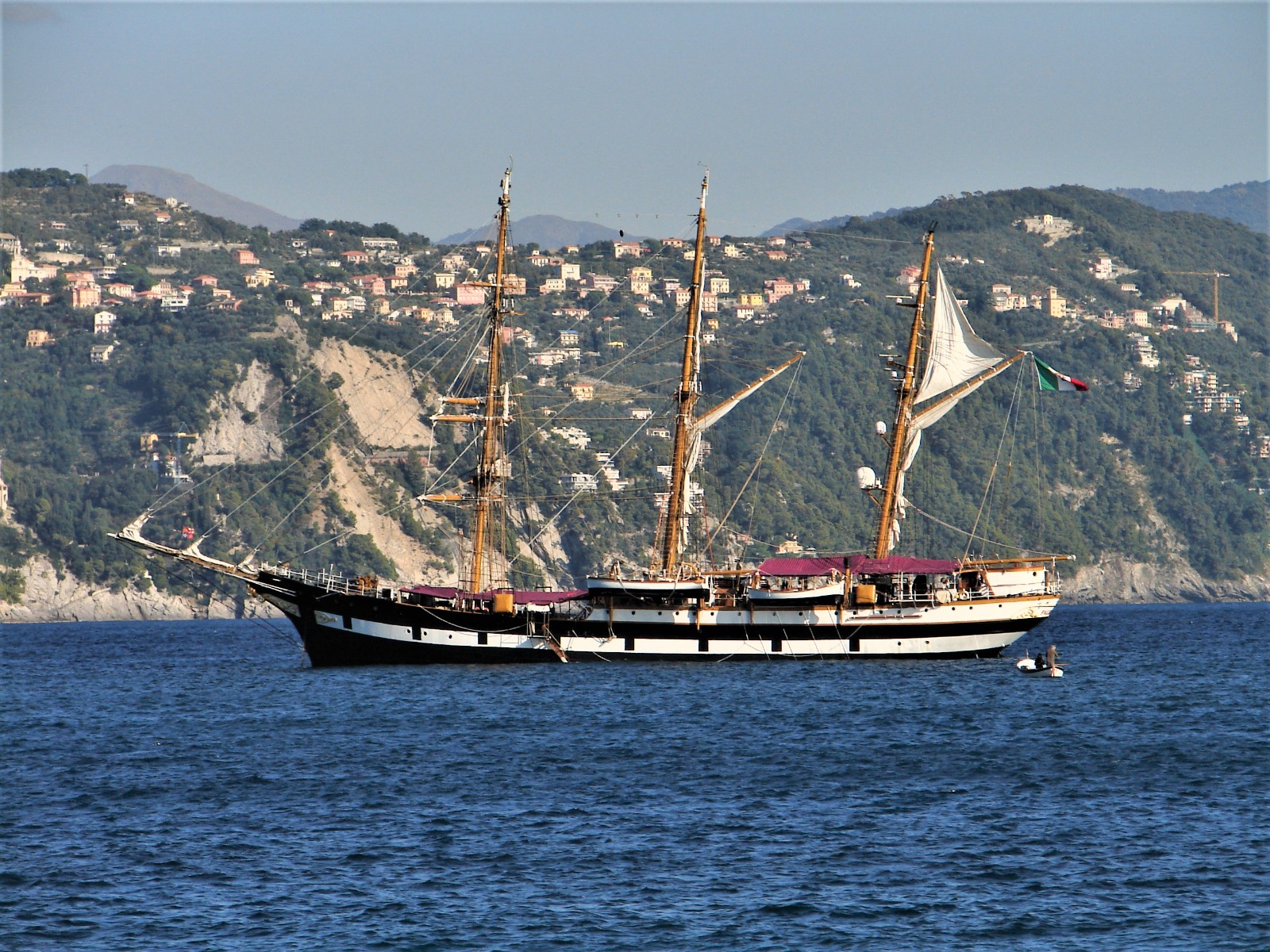 Teulada, la Palinuro della Marina Militare fa tappa nello splendido territorio della Costa del Sud