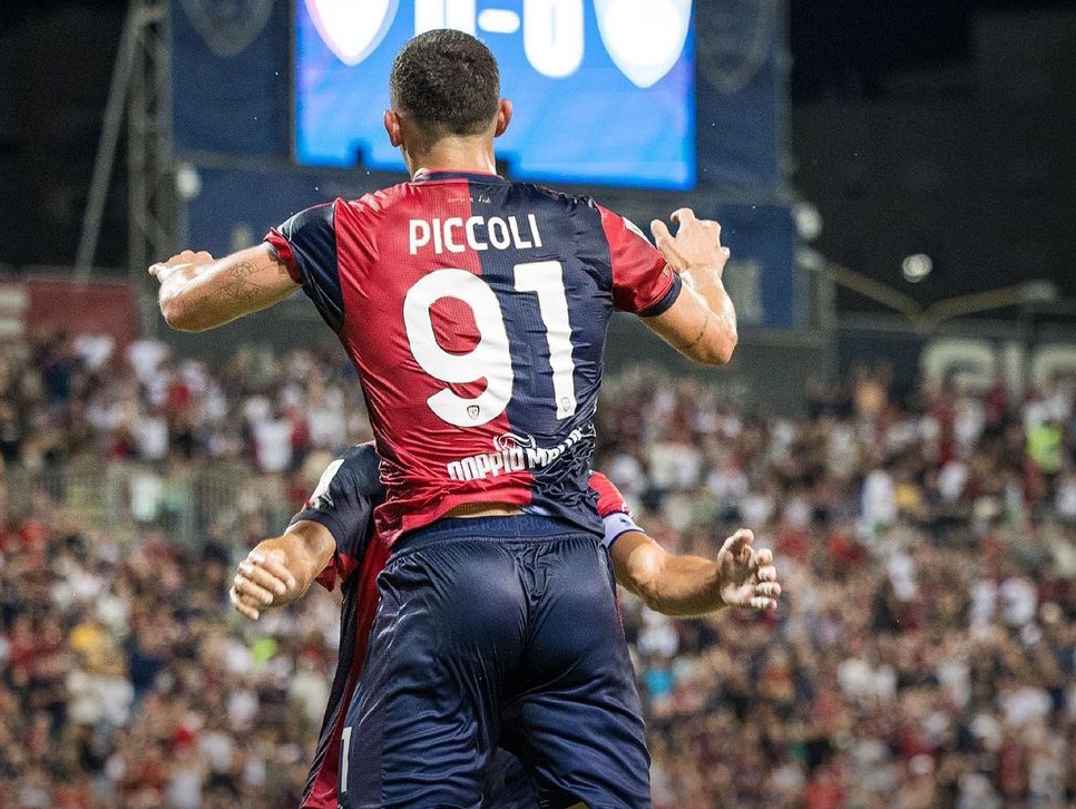 Il Cagliari liquida la Carrarese 3-1: gol all’esordio per Piccoli, poi super Pavoletti e Prati