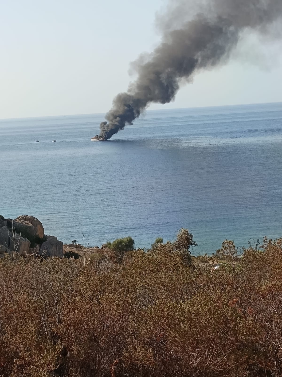 Paura a Teulada, va a fuoco una barca nel porto: portata al largo, sta affondando