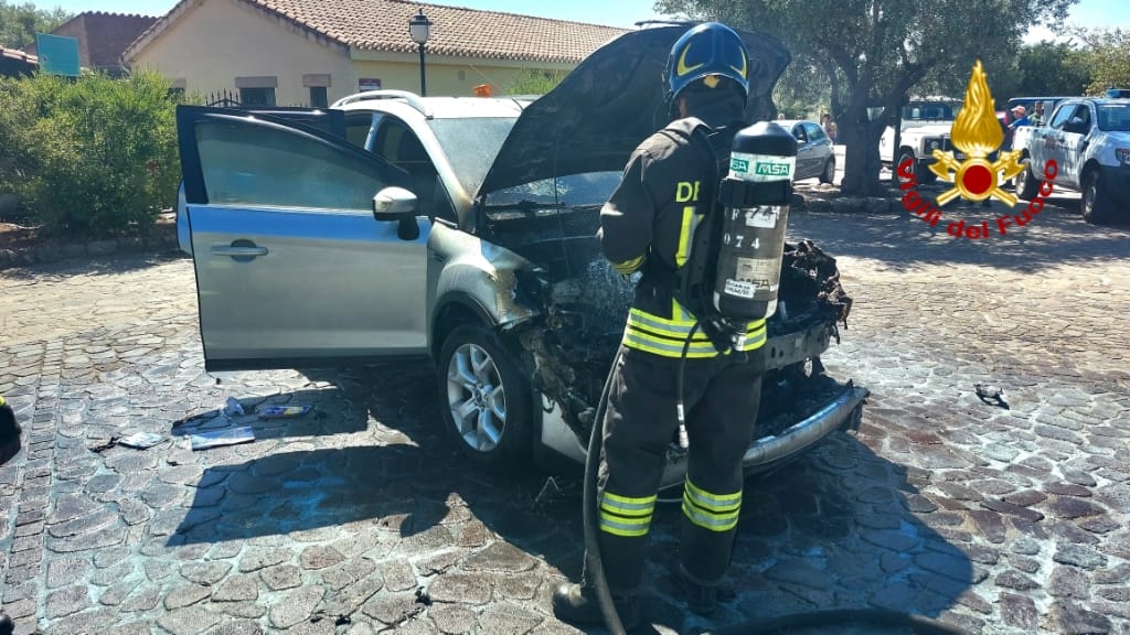 Paulilatino, auto in fiamme nel parcheggio: paura nell’area archeologica del Pozzo di Santa Cristina