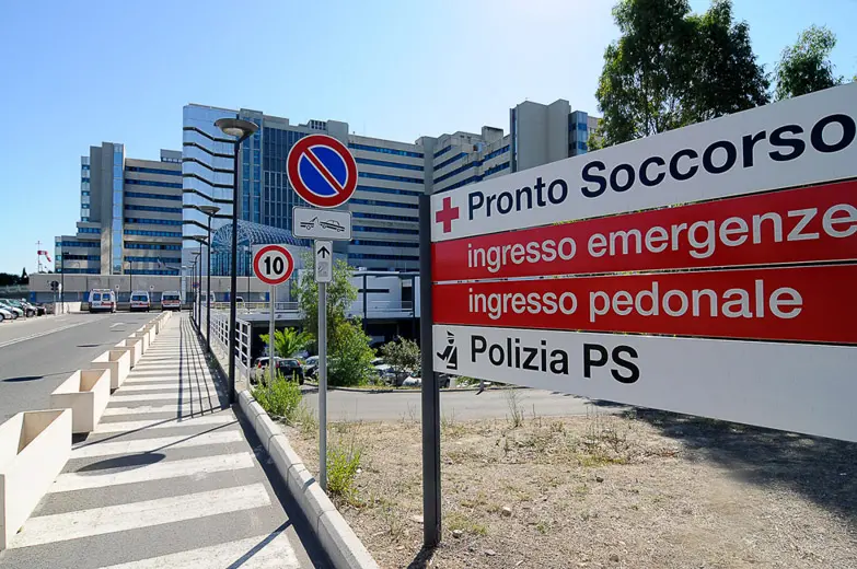 Vola fuori strada con l’auto e si ribalta, 21enne di Samatzai in gravissime condizioni al Brotzu