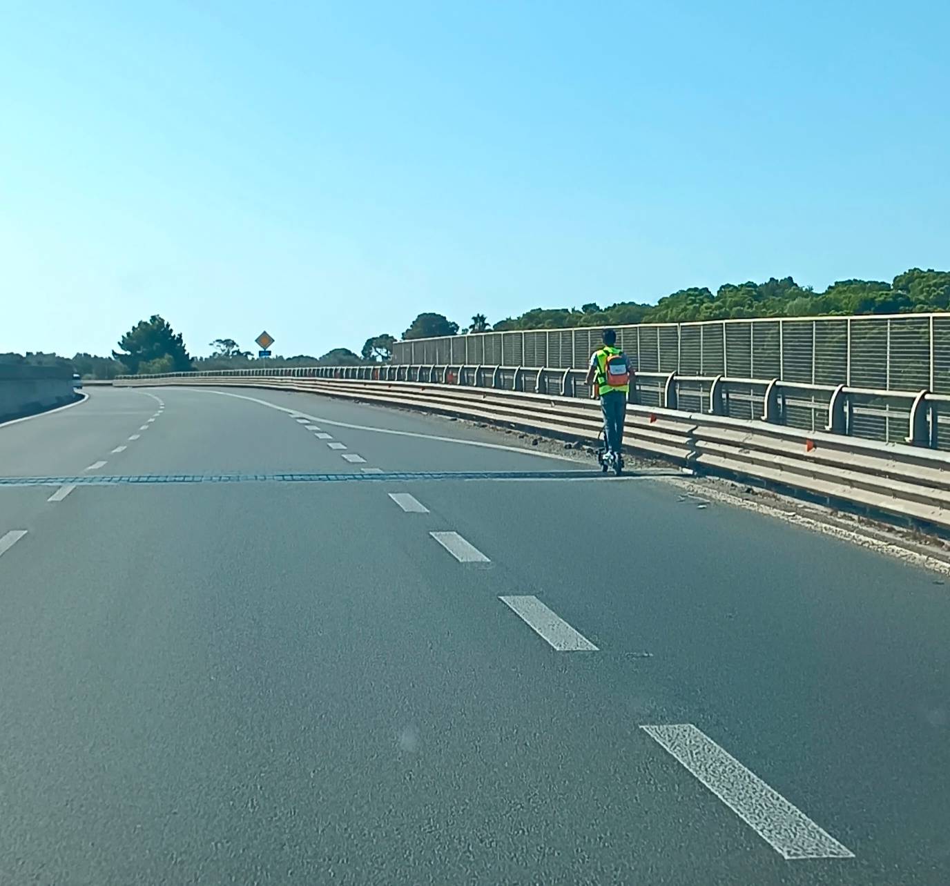 Monopattini selvaggi nel Cagliaritano, rischio incidenti altissimo: viaggiano persino sulla ex 131, direzione Sestu