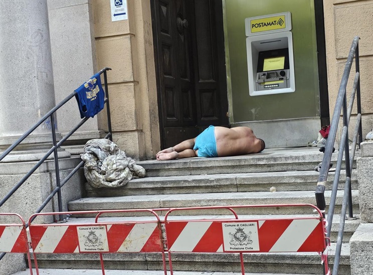 Cagliari, bivacco sulla scalinata di piazza del Carmine: “Sempre più persone in strada”