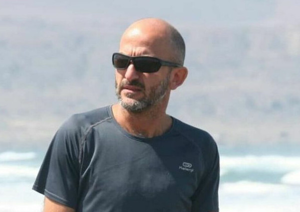 Cede la ringhiera, italiano 49enne muore per un selfie a Bali: grave ma viva la fidanzata