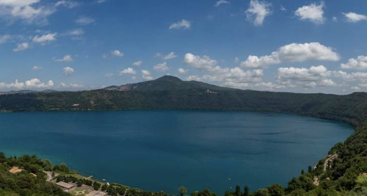 Due ragazzi di 20 anni muoiono nel lago di Castel Gandolfo: uno voleva salvare l’amico