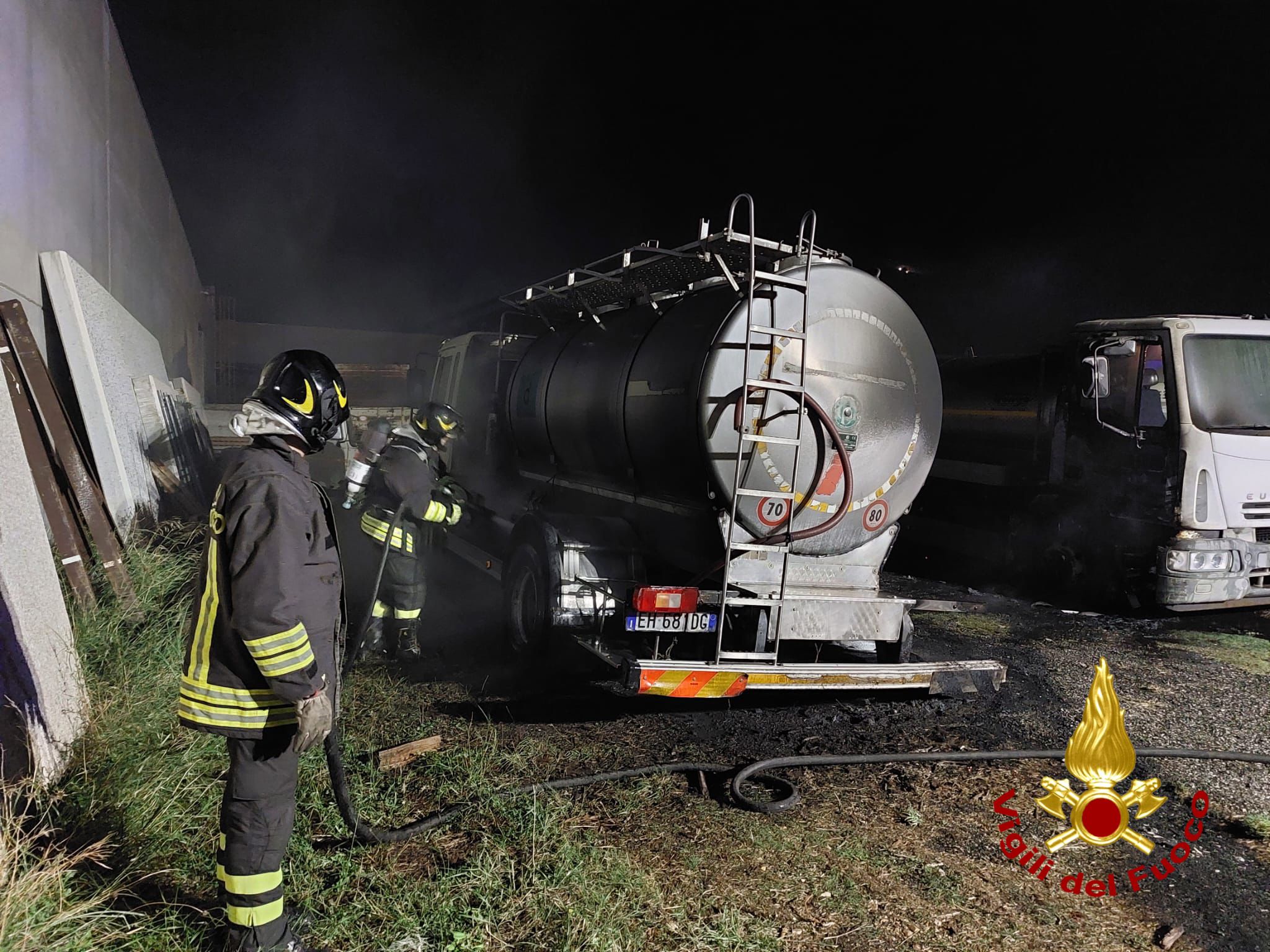 Rogo sospetto a Siniscola, le fiamme avvolgono il camion dell’acqua della Protezione Civile