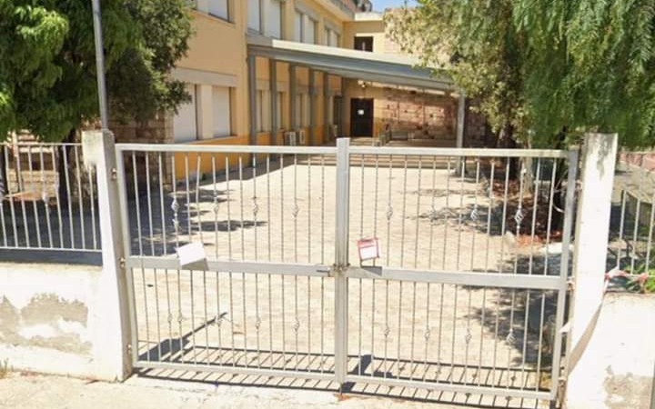 San Sperate, rischi per i bimbi in attesa della campanella fuori da scuola