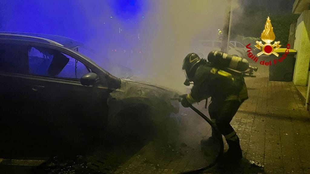 Cagliari, auto in fiamme nella notte in via Aresu