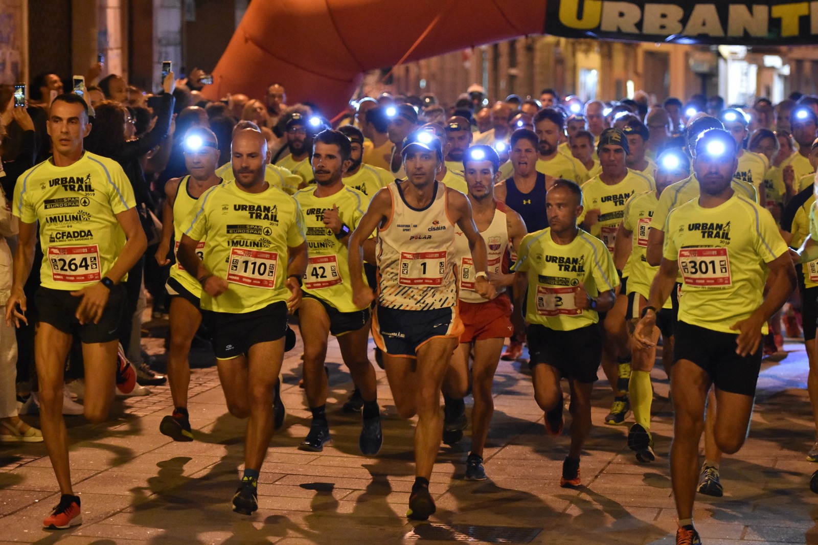Cagliari, 900 persone alla corsa in città con le torce: sabato via all’Urban Trail