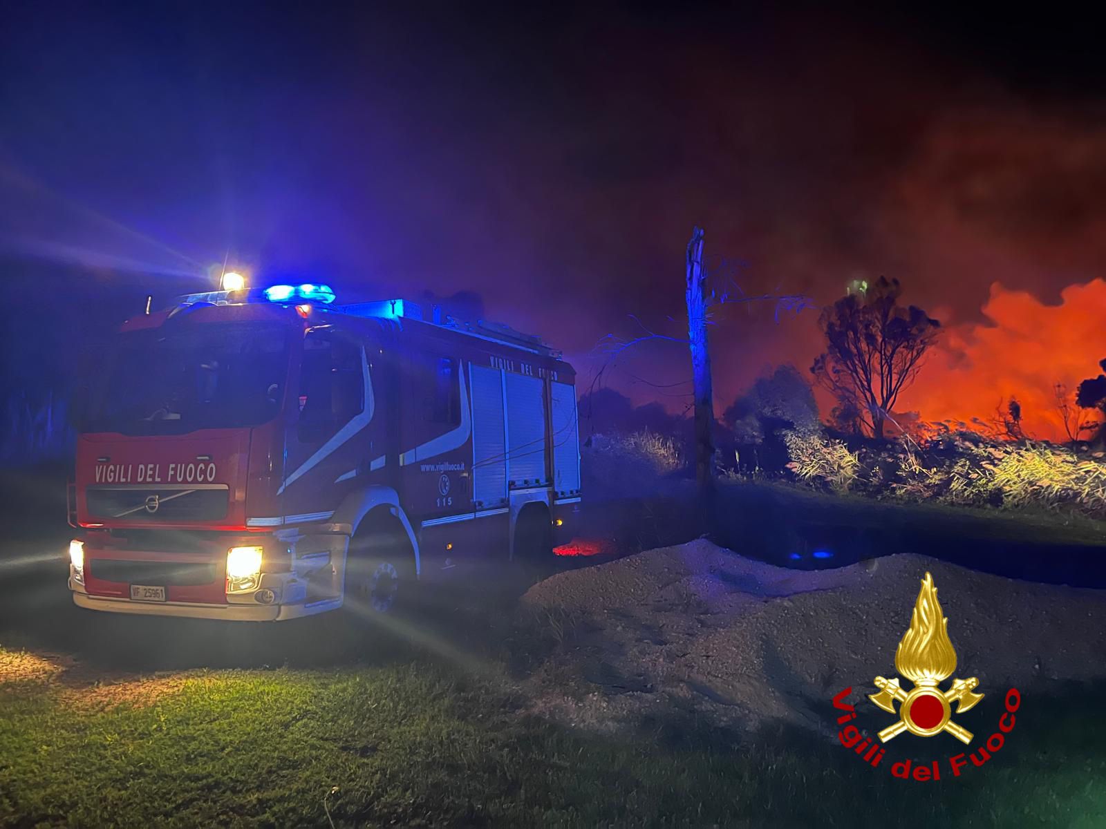 Fiamme a Girasole, scoppia un incendio vicino a un campeggio: paura ma villeggianti illesi