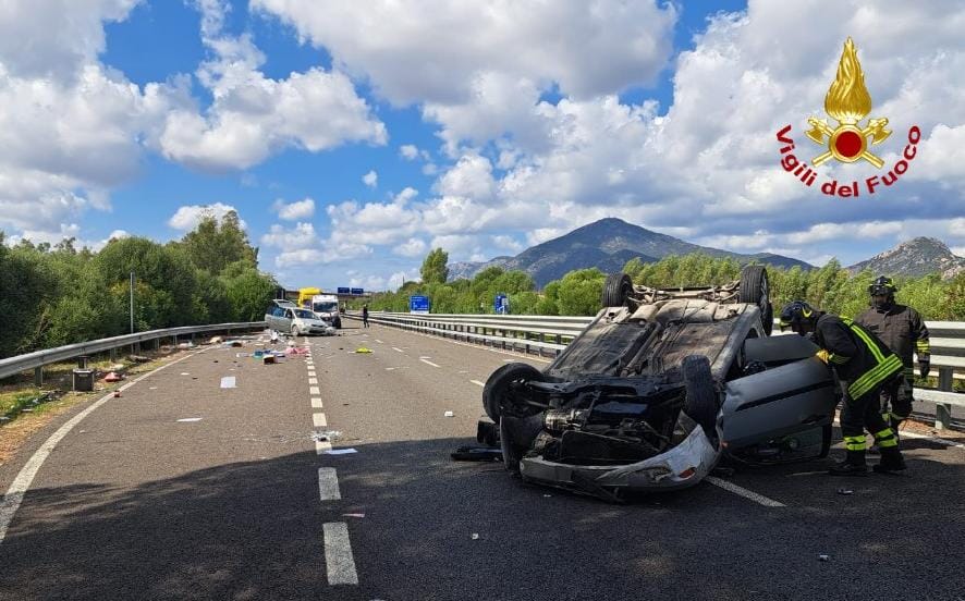 Scontro tra auto sulla 130 a Musei, 3 feriti gravi: in fuga il conducente di una delle 2 vetture