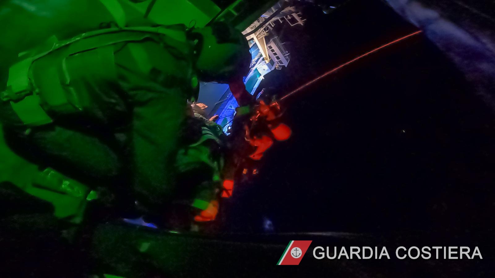Infarto sulla nave, 65enne tunisino soccorso dalla Guardia costiera di Cagliari