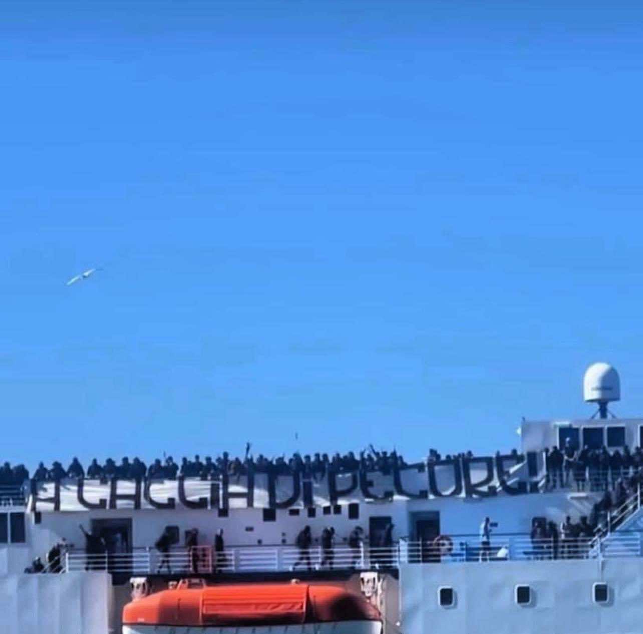 Cagliari-Napoli, striscione choc dei napoletani all’arrivo in nave: “A caccia di pecore”