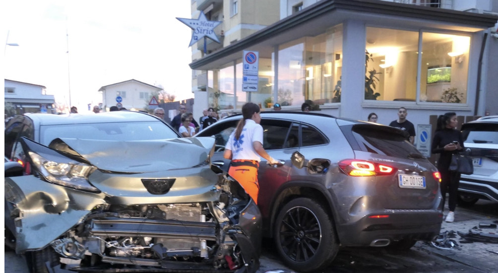 Investe con l’auto 8 persone, il dramma in Versilia: due turiste sono morte, sei feriti