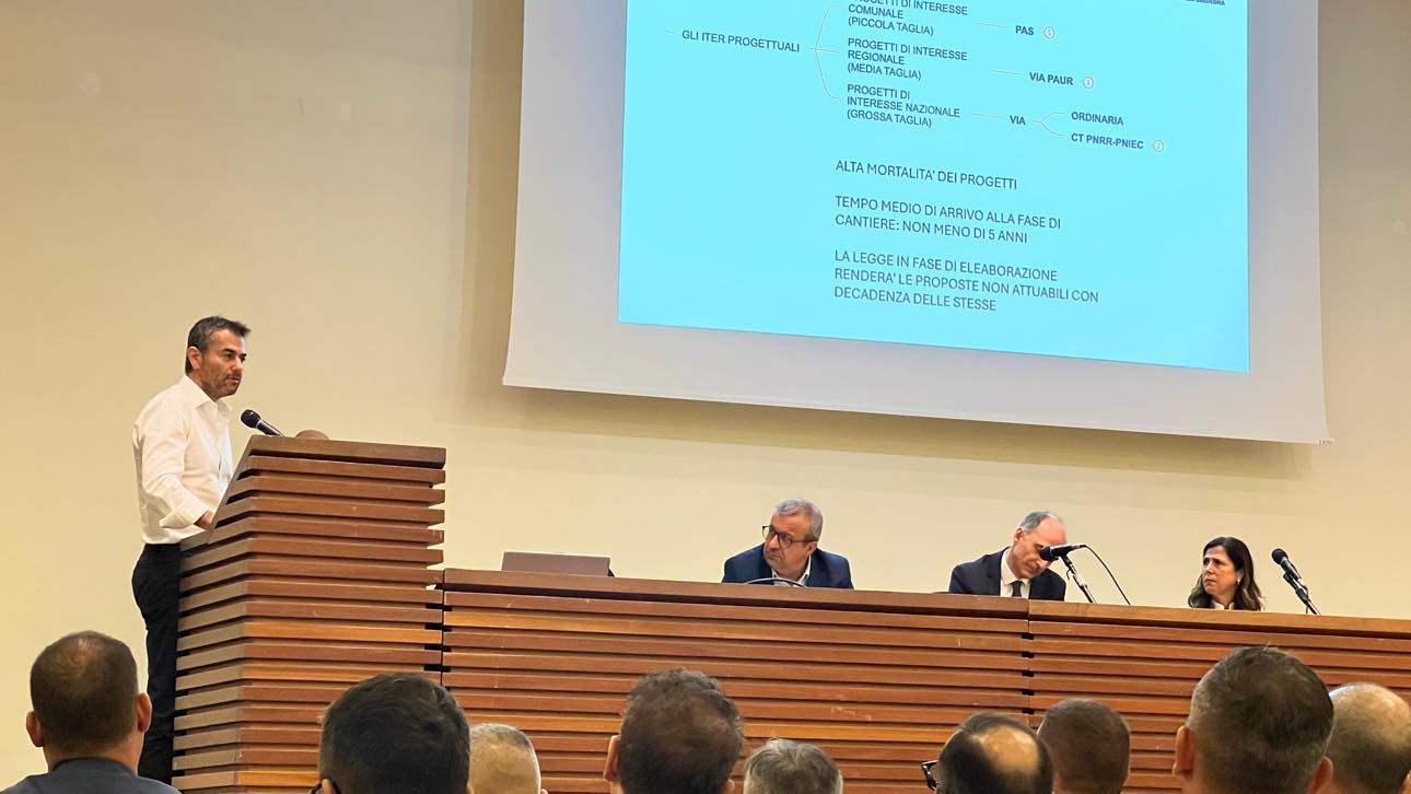 Il sindaco Zedda: “Cagliari non è interessata ad eolico e fotovoltaico, la Meloni fermi la devastazione dell’ambiente”