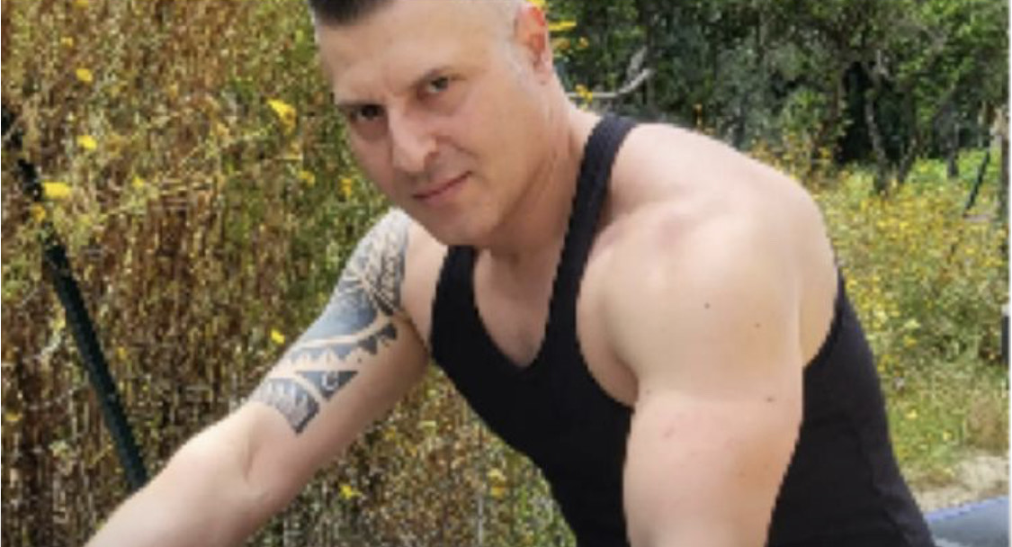 Poliziotto viene aggredito da un ragazzo a un posto di blocco e lo uccide, rischia il linciaggio: è in grave condizioni