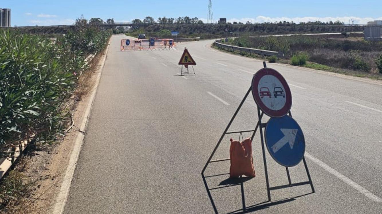 Assemini, giù i calcinacci dal cavalcavia: chiuso lo svincolo tra Macchiareddu e la consortile