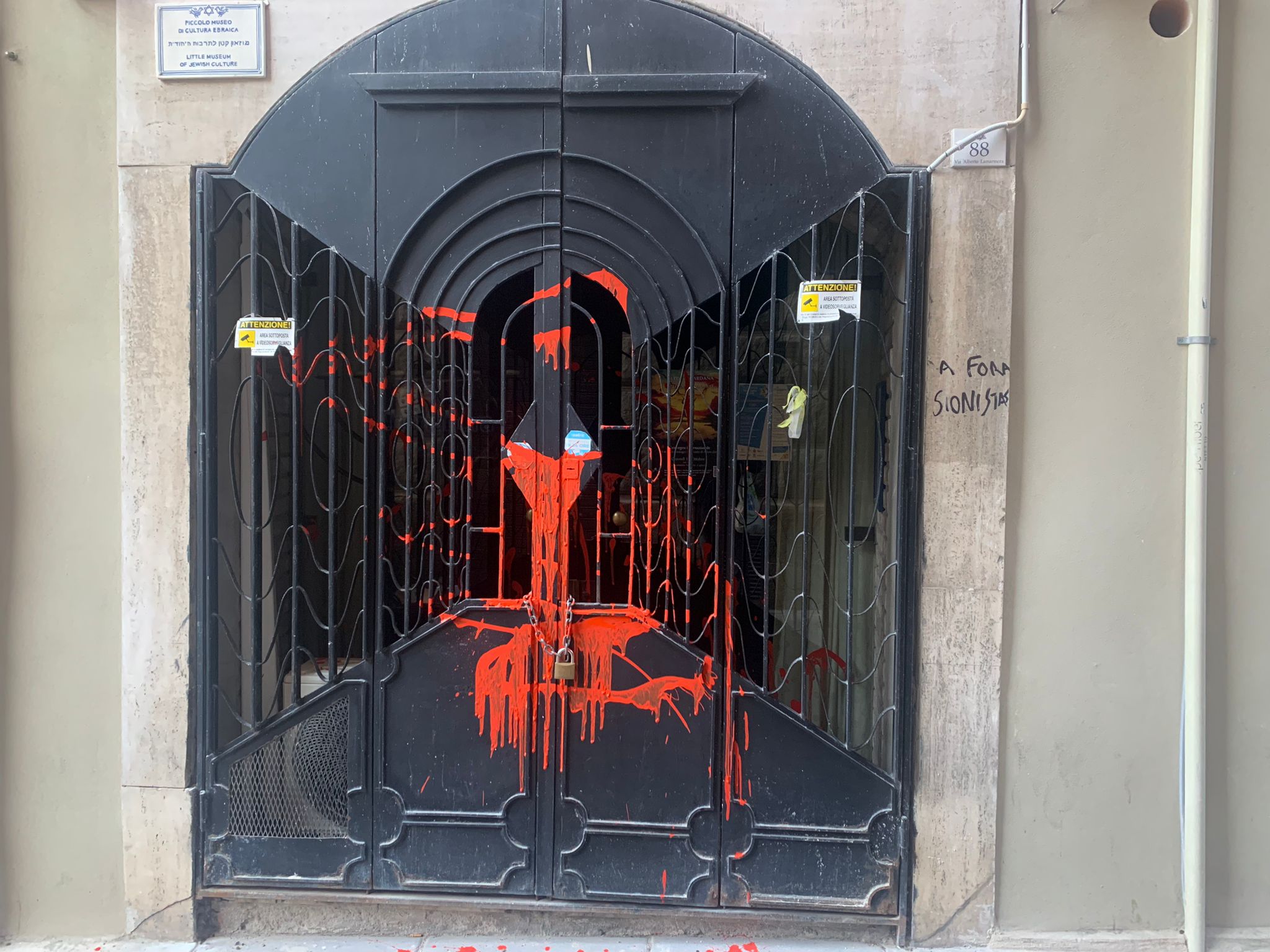 Cagliari, museo ebraico imbrattato di vernice: perquisita la casa di un 16enne