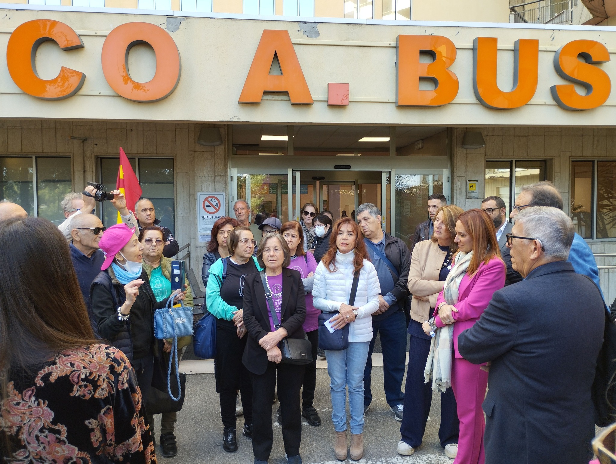 Cagliari, disastro Businco: sit-in delle associazioni “Non chiudete le sale operatorie per i malati di tumore”