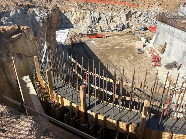 Poggio dei Pini, massi ciclopici a protezione della diga e nella scogliera: il lago prende forma