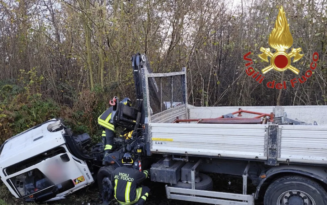 Incidente fatale fra auto e camion, morto un 20enne