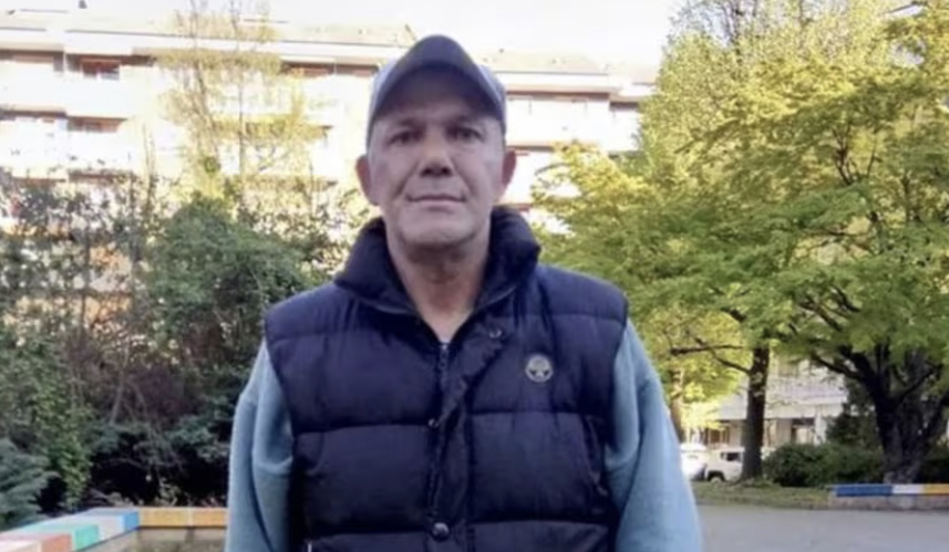 Uomo di 58 anni trovato senza vita sulle scale di casa: si indaga anche per omicidio