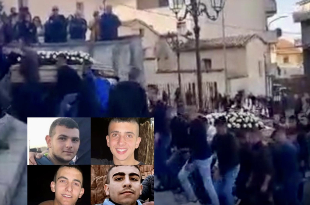 Lo straziante addio a Michele, Marco, Lorenzo e Michele: bare ricoperte di fiori bianchi, in migliaia a Fonni
