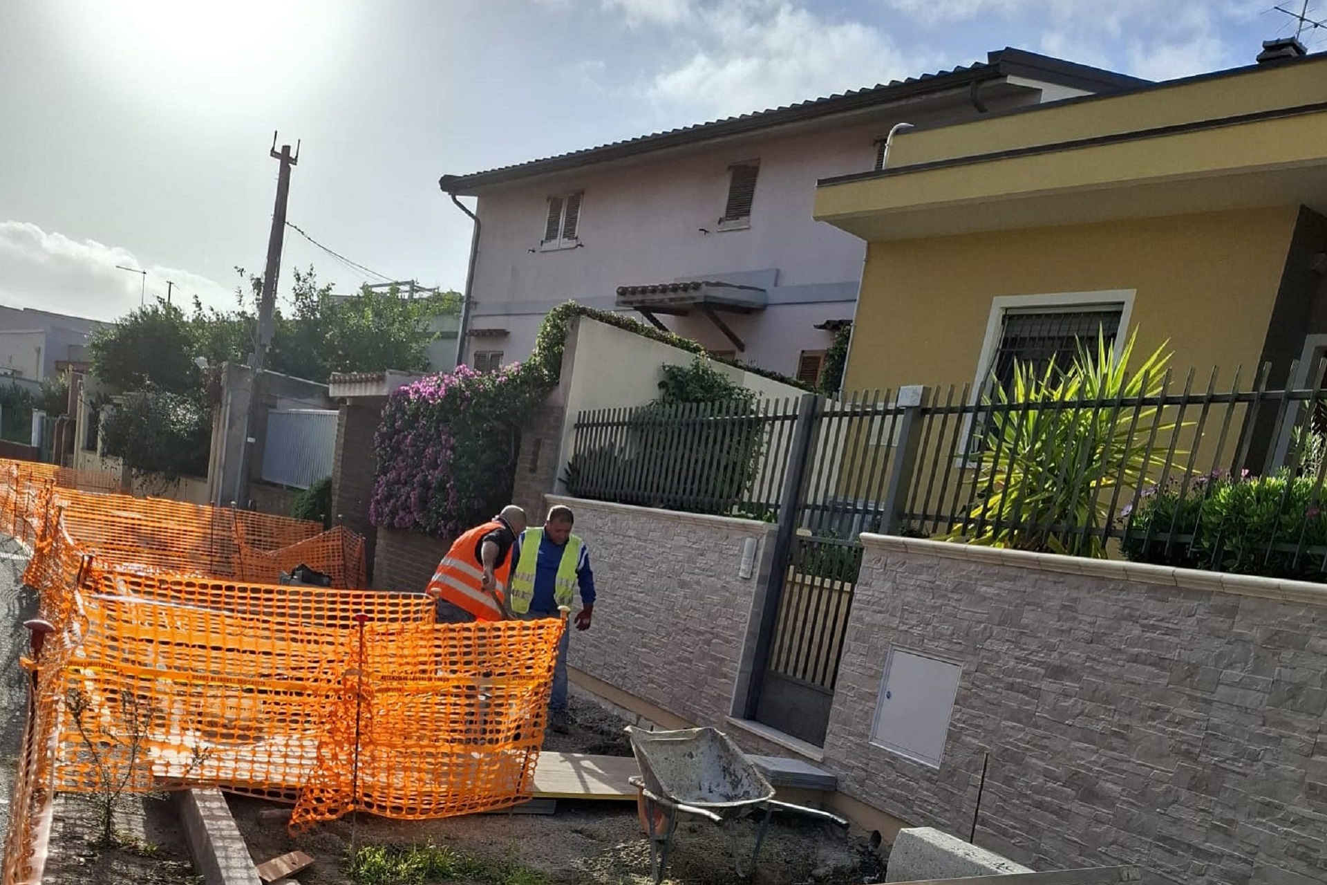 Via Risorgimento, finalmente i marciapiedi nella strada nel cuore di Pirri: ripresi oggi i lavori