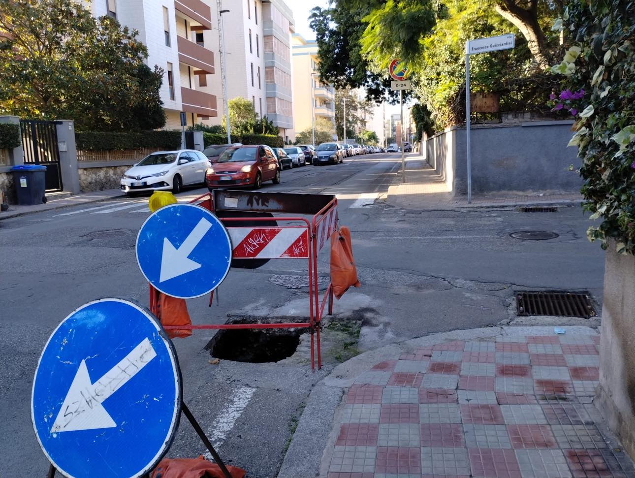 Cagliari, la super buca di via Machiavelli e le proteste dei residenti: “Ha un anno, è la voragine più longeva di Cagliari”