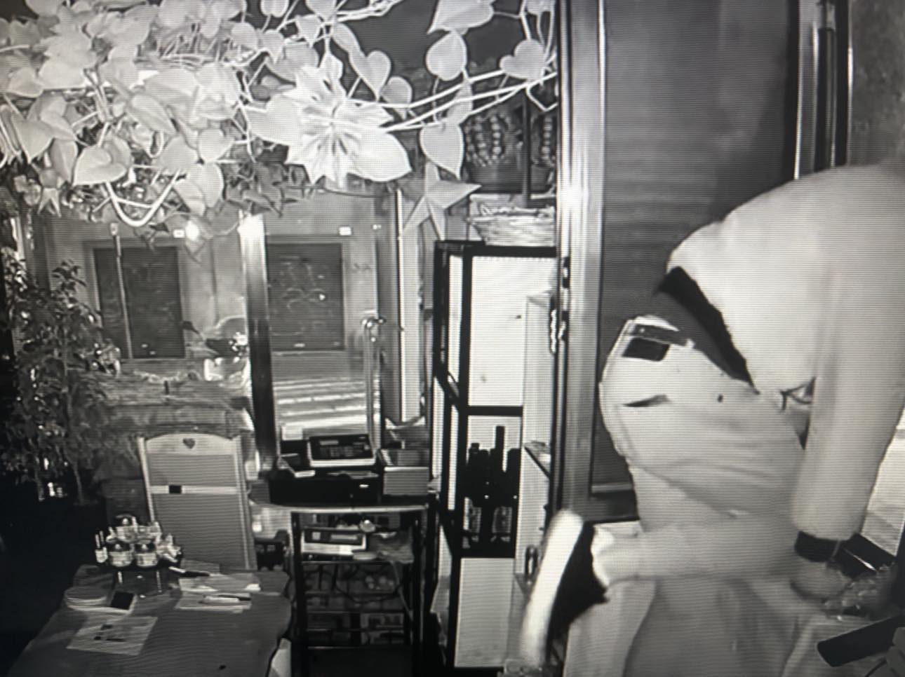 Cagliari, filmato il blitz dei ladri in via Mameli: “Rubati tutti i soldi, se qualcuno li riconosce ci avverta”
