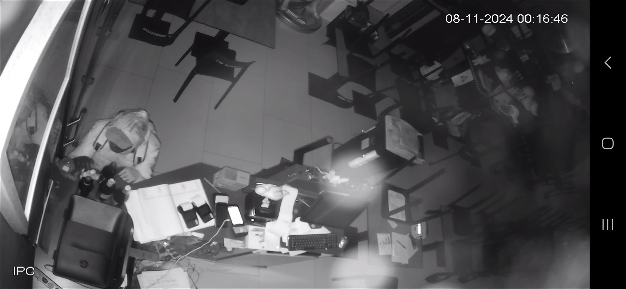 Quartu, blitz di un ladro solitario nella pizzeria Movies: ruba cibo e soldi ma viene immortalato dalle telecamere