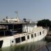 Cagliari, alta tensione a Su Siccu: minaccia di gettarsi in mare per bloccare la rimozione della nave semi affondata