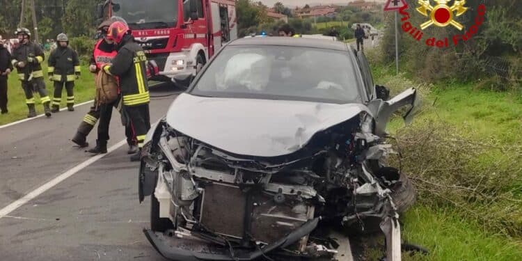 Schianto fra due auto a Nuxis, incastrati fra le lamiere un 25enne e una 35enne