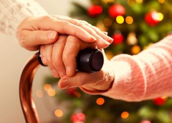 Cagliari, il Natale è solidale: buoni da 100 euro agli anziani poveri e pasti a domicilio