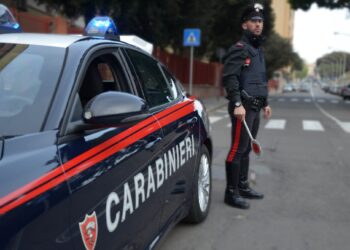 Follia a Iglesias: appicca il fuoco all’auto del fratello, poi tenta di distruggerla col piccone